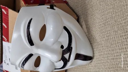 ماسک ایفای نقش مدل وی