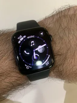 ساعت هوشمند اپل واچ سری 6 مدل 44mm Aluminum Case with Sport silicone Band، صفحه نمایش لمسی 1.78 اینچ با Retina LTPO OLED، سازگار با iPhone 6S به بالا و IOS 14 به بالا، قابلیت مکالمه از طریق بلوتوث، شمارنده ضربان قلب، شتاب‌سنج، گام‌شمار، باتری لیتیوم یونی