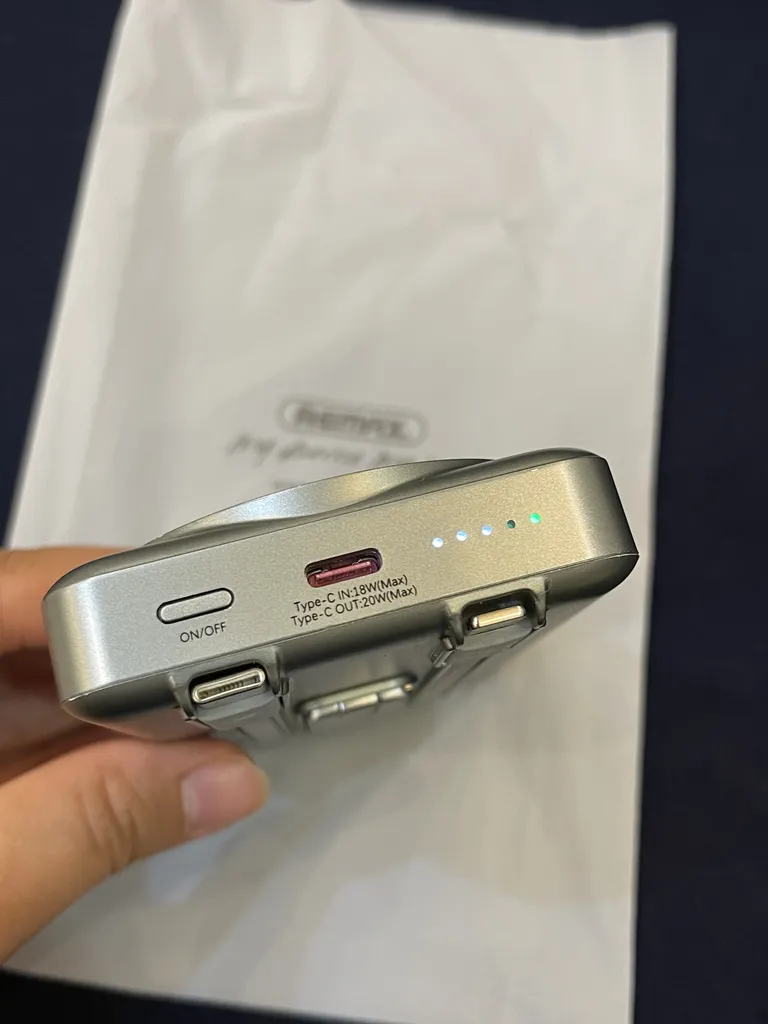 پاوربانک بی‌سیم 20 وات ریمکس مدل CX-2 ظرفیت 10000 میلی آمپر ساعت