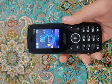 گوشی موبایل جی ال ایکس مدل f1702 دو سیم‌ کارت ظرفیت 32 مگابایت و رم 32 مگابایت