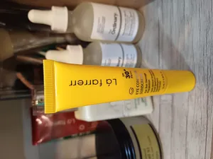 تجریه خرید کرم ضد آفتاب دورچشم بدون رنگ لافارر، 30 SPF، مدل مینرال، مناسب انواع پوست و حجم 15 میلی‌لیتر، محافظت کننده در برابر اشعه UVA و UVB، ضد حساسیت و التهاب، بدون چربی، ضد آب، +++PA، ضد چروک، تعدیل کننده هاله تیره دور چشم، مغذی، رطوبت‌رسان، با ماندگاری 2 ساعته