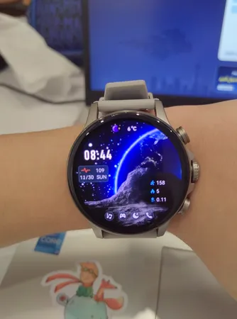 ساعت هوشمند گلوریمی مدل M2 MAX LTD دارای قابلیت های کنترل موسیقی (Music Player)، قابلیت مکالمه از طریق بلوتوث، قابلیت تغییر طرح ساعت یا تم، صفحه همیشه روشن (Always-on Display) بند سیلیکون