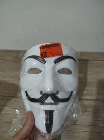 ماسک ایفای نقش مدل وی