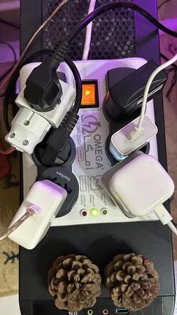 چند راهی برق و محافظ امگا مدل MM2