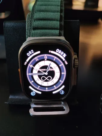 ساعت هوشمند مدل HK9 ULTRA 2 MAX دارای قابلیت های صفحه نمایش رنگی، صفحه نمایش لمسی، کنترل موسیقی (Music Player)، کنترل سطح اکسیژن خون، قابلیت مکالمه از طریق بلوتوث، پشتیبانی از زبان فارسی در منو و سیستم‌عامل بند سیلیکون