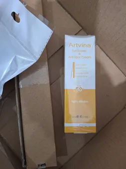 کرم ضد آفتاب بدون رنگ آرت وینا SPF 50 مدل Highly Effective ‌محافظ UVA ،UVB و PA+++، ضد حساسیت، ضد چروک و ضد پیری مناسب انواع پوست‌ حجم 50 میلی‌لیتر