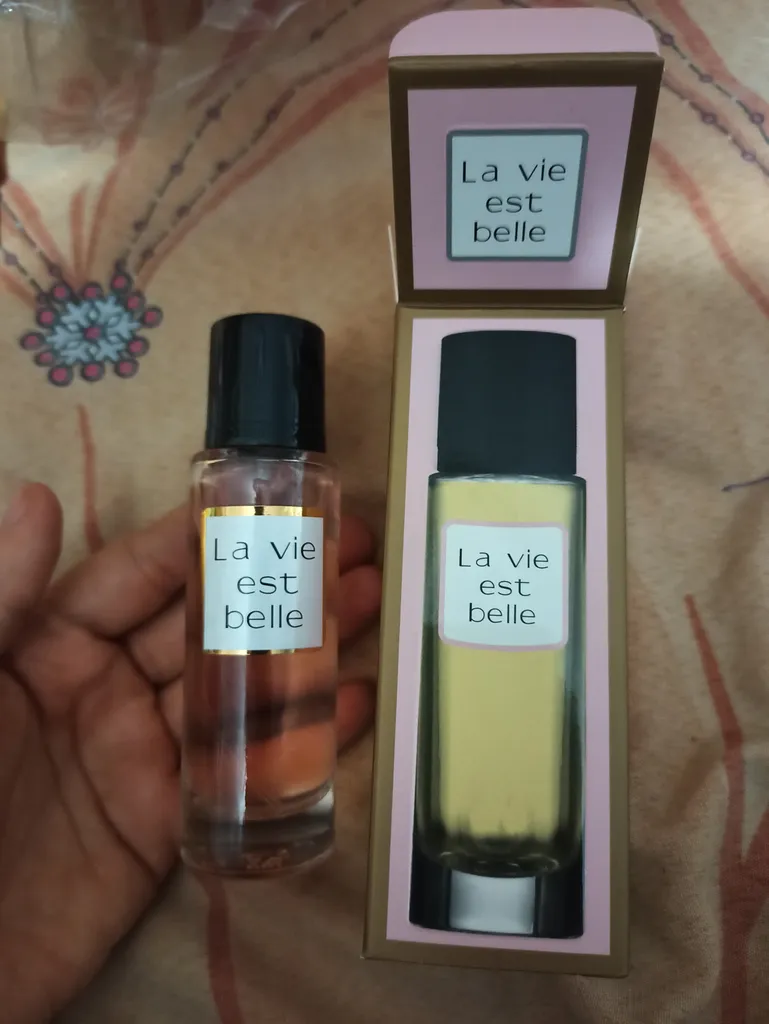 عطر جیبی زنانه نیو پرستیژ کالر مدل La Vie Est Belle حجم 35 میلی لیتر