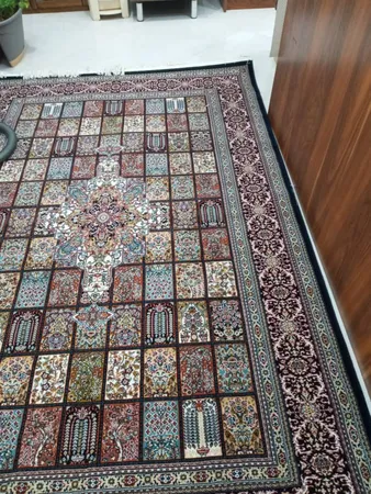 فرش ماشینی زمرد مشهد طرح خشتی مدل ترنج زمینه سورمه ای