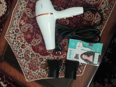 سشوار حرفه‌ای وی جی ار مدل V-414، موتور AC با توان مصرفی 2200 وات، دارای فناوری تولید یون، دارای حلقه آویختن، با حالت صاف‌کننده و حجم‌دهنده، وزن 802 گرم، تنظیم حرارت 3 حالته و کنترل سرعت 2 حالته، به همراه 3 عدد سری متمرکزکننده