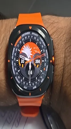 ساعت هوشمند سامسونگ مدل Galaxy Watch Ultra دارای قابلیت های کنترل موسیقی (Music Player)، قابلیت مکالمه از طریق بلوتوث، قابلیت تغییر طرح ساعت یا تم، صفحه همیشه روشن (Always-on Display)، پشتیبانی از دستیار صوتی بند سیلیکون