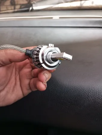 لامپ هدلایت خودرو مدل C6 H7 مناسب برای پژو 206 بسته دو عددی