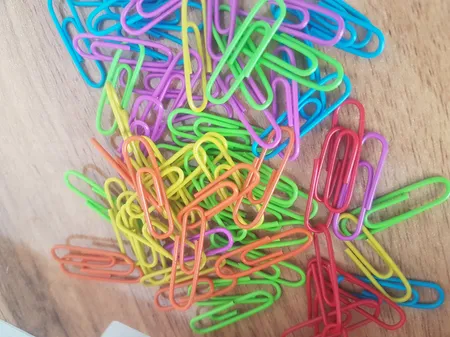 گیره کاغذ پنتر مدل رنگی سایز 28 میلی متر - بسته 100 عددی