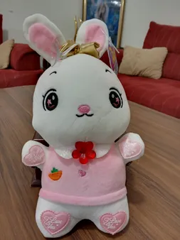 عروسک ریماتویز طرح خرگوش لمسی موزیکال ارتفاع 30 سانتی‌متر