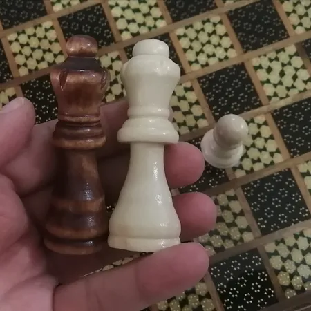 صفحه شطرنج خاتم کاری هنرلوکس مدل مربعی به همراه مهره