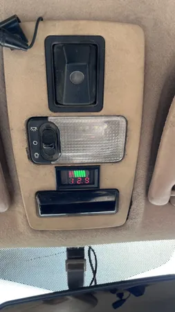 نمایشگر ولتاژ و سطح شارژ باتری مدل J128