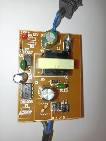 آداپتور 12 ولت 2 آمپر مدل 12v02 بسته 2 عددی