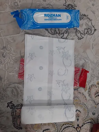 سفره یکبار مصرف طرح گل دار رول 50 متری مجموعه 2 عددی