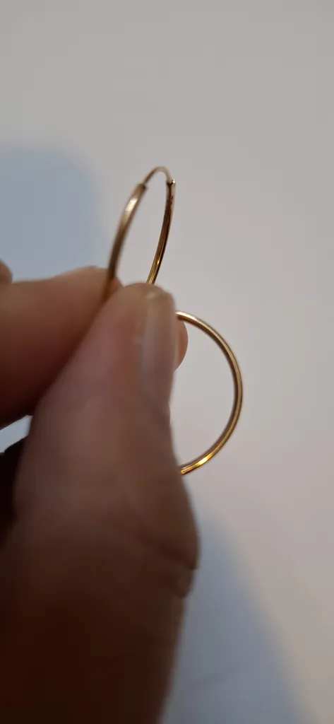 گوشواره طلا کم اجرت 18 عیار زنانه نوا گلد مدل حلقه ای گرد ساده 01