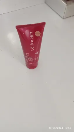 کرم ضدآفتاب و ضدلک رنگی لافارر مدل SPF40-Medium، مناسب پوست‌های چرب، حجم 40 میلی‌لیتر