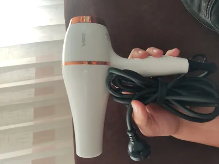 سشوار حرفه‌ای وی جی ار مدل V-414، موتور AC با توان مصرفی 2200 وات، دارای فناوری تولید یون، دارای حلقه آویختن، با حالت صاف‌کننده و حجم‌دهنده، وزن 802 گرم، تنظیم حرارت 3 حالته و کنترل سرعت 2 حالته، به همراه 3 عدد سری متمرکزکننده