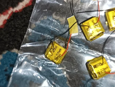 باتری لیتیوم-یون قابل شارژ کد ICR-6671 ظرفیت 90 میلی آمپرساعت مناسب برای ایرپاد بسته 6 عددی