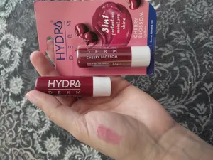 تجریه خرید بالم مرطوب کننده لب هیدرودرم مدل CHERRY BLOSSOM