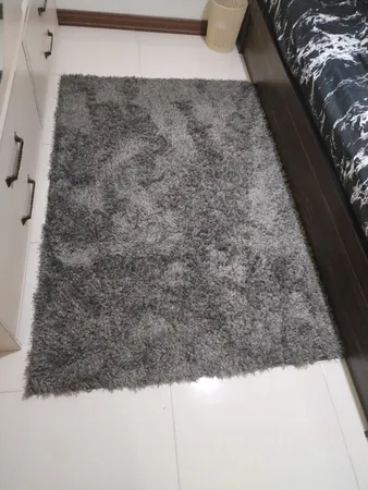 فرش ماشینی مدل شگی فلوکاتی طرح پرزبلند زمینه ذغالی