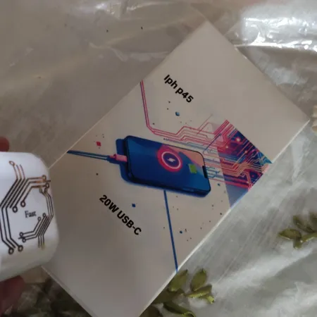 شارژر دیواری 20 وات مدل iph p45 به همراه کابل لایتنینگ