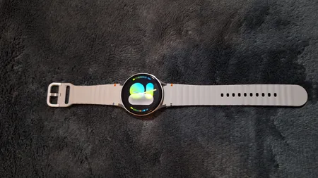 ساعت هوشمند سامسونگ مدل Galaxy Watch 7 44mm دارای قابلیت های کنترل موسیقی (Music Player) بند پلاستیک