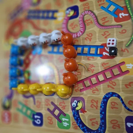 بازی منچ و مارپله تخته چوبی مدل Animals