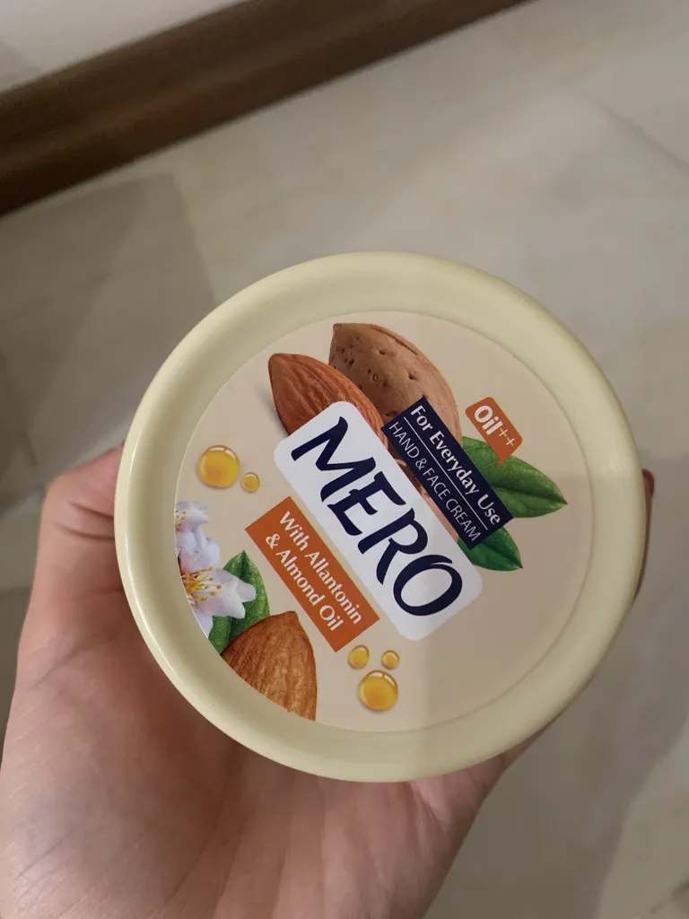 کرم مرطوب کننده مرو مدل بادام حجم ۱۴۰ میلی لیتر به همراه کرم مرطوب کننده مدل بادام حجم ۷۵ میلی لیتر