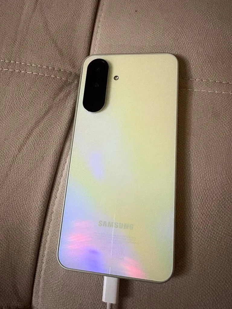 گوشی موبایل سامسونگ مدل Galaxy A36 دو سیم کارت ظرفیت 256 گیگابایت و رم 8 گیگابایت - ویتنام - به همراه شارژر 25 وات سامسونگ