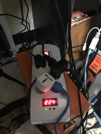 محافظ ولتاژ پارت الکتریک مدل PE8802