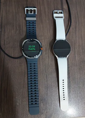 ساعت هوشمند سامسونگ مدل Galaxy Watch Ultra دارای قابلیت های کنترل موسیقی (Music Player)، قابلیت مکالمه از طریق بلوتوث، قابلیت تغییر طرح ساعت یا تم، صفحه همیشه روشن (Always-on Display)، پشتیبانی از دستیار صوتی بند سیلیکون