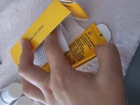 کرم ضدآفتاب و ضدلک بی‌رنگ لافارر مدل SPF30، مناسب پوست‌های خشک و معمولی، حجم 40 میلی‌لیتر