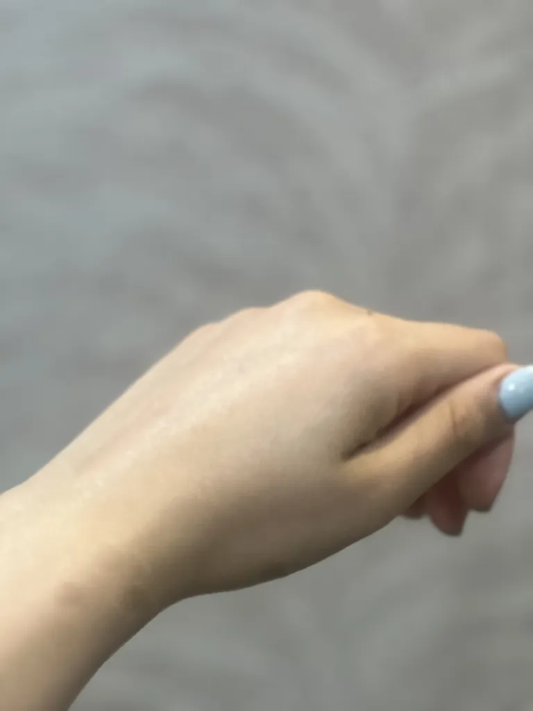 کرم ضد آفتاب بی‌رنگ فلیچیتا SPF70 مدل 01 محافظ UVA و UVB، حاوی ویتامین C و E، مناسب برای پوست چرب و حساس حجم 40 میلی لیتر