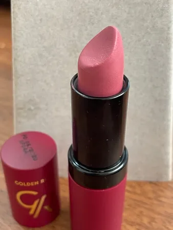 رژلب جامد گلدن رز مدل Velvet شماره 02