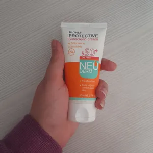 تجریه خرید کرم ضدآفتاب بی‌رنگ نئودرم مدل Highly Protective SPF50، مناسب پوست‌های چرب تا مختلط، حجم 50 میلی‌لیتر