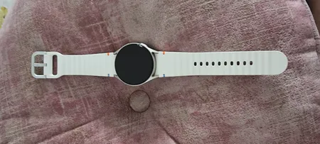 ساعت هوشمند سامسونگ مدل Galaxy Watch 7 40mm دارای قابلیت های کنترل موسیقی (Music Player)، قابلیت مکالمه از طریق بلوتوث، قابلیت تغییر طرح ساعت یا تم، صفحه همیشه روشن (Always-on Display)، پشتیبانی از دستیار صوتی بند پلاستیک