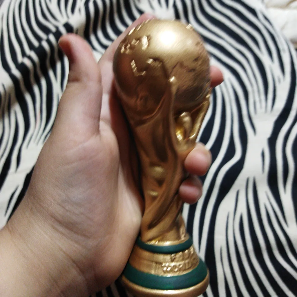 مجسمه مدل جام جهانی به همراه جاکلیدی