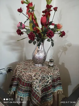 رومیزی قلمکار ممتاز اصفهان اثر عطريان طرح گل صد پر قاجار مدل G112سایز 80*80 سانتی متر