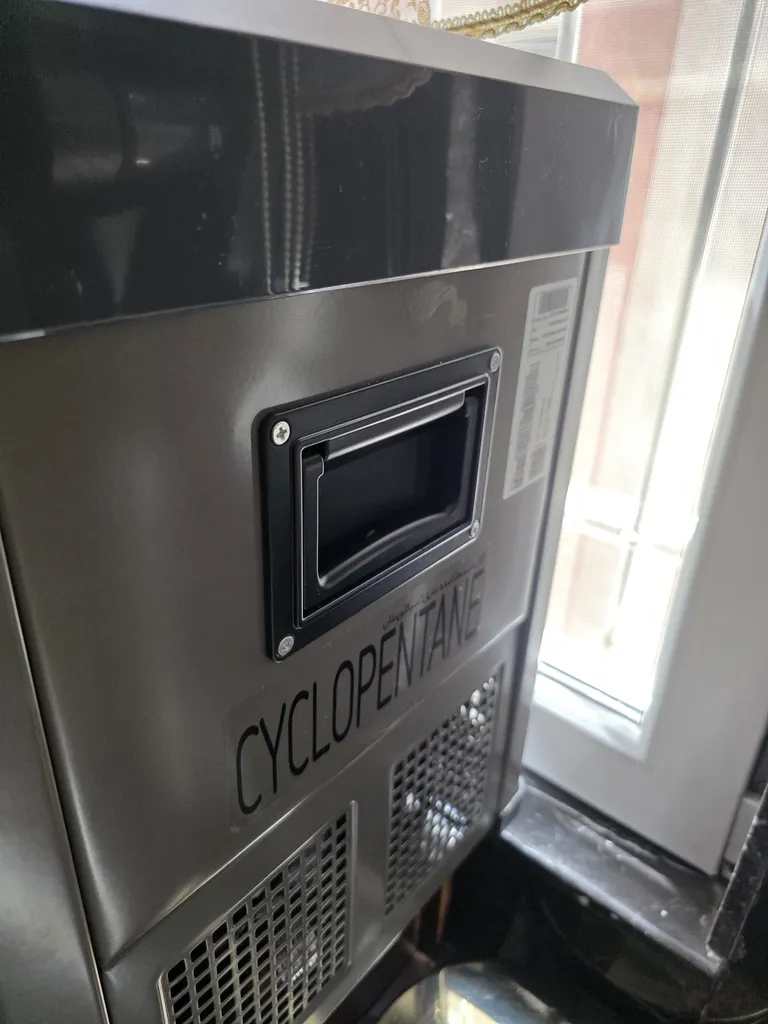 یخچال فریزر خودرو ایستکول مدل 4040