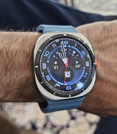 ساعت هوشمند سامسونگ مدل Galaxy Watch Ultra دارای قابلیت های کنترل موسیقی (Music Player)، قابلیت مکالمه از طریق بلوتوث، قابلیت تغییر طرح ساعت یا تم، صفحه همیشه روشن (Always-on Display)، پشتیبانی از دستیار صوتی بند سیلیکون