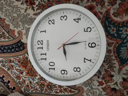 ساعت دیواری عقربه ای سیتیزن طرح دایره مدل اعداد لاتین