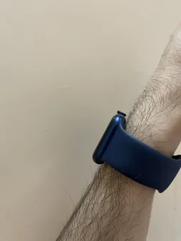 ساعت هوشمند اپل واچ سری 6 مدل 44mm Aluminum Case with Sport silicone Band، صفحه نمایش لمسی 1.78 اینچ با Retina LTPO OLED، سازگار با iPhone 6S به بالا و IOS 14 به بالا، قابلیت مکالمه از طریق بلوتوث، شمارنده ضربان قلب، شتاب‌سنج، گام‌شمار، باتری لیتیوم یونی