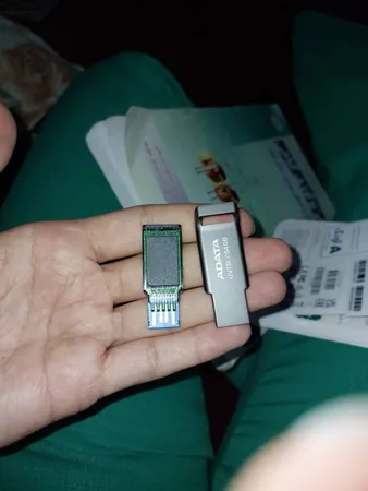 فلش مموری ای دیتا مدل UV131 ظرفیت 64 گیگابایت