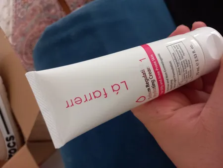 کرم کنترل‌کننده چربی و آبرسان لافارر مدل 01 مناسب پوستهای چرب و مستعد آکنه حجم 75 میلی‌لیتر