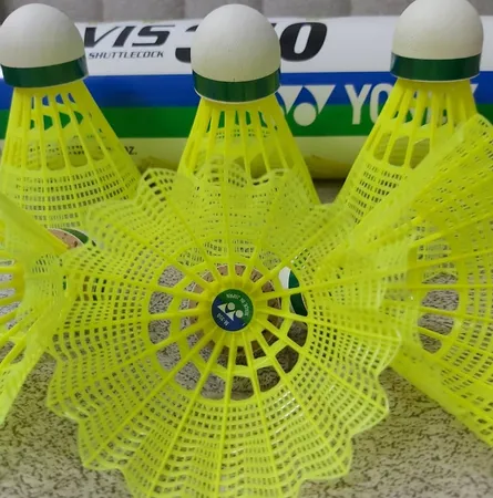 توپ بدمینتون یونکس مدل MAVIS 350 بسته شش عددی