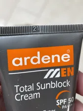 تجریه خرید کرم ضدآفتاب بی‌رنگ آردن SPF50 مدل Total Sun Block مناسب انواع پوست وزن 50 گرم