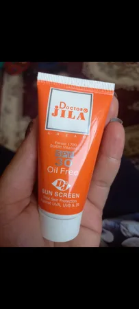 کرم ضد آفتاب و ضد چروک بی‌رنگ دکتر ژیلا، Spf 30، مدل Parsol 1789، مناسب پوست‌های چرب و مختلط با حجم 65 میلی‌لیتر، محافظت‌کننده در برابر اشعه‌های UVA و UVB، ضد پیری، دارای فرمولاسیون فاقد چربی، ویتامین‌های C و E، با ماندگاری 2 ساعته